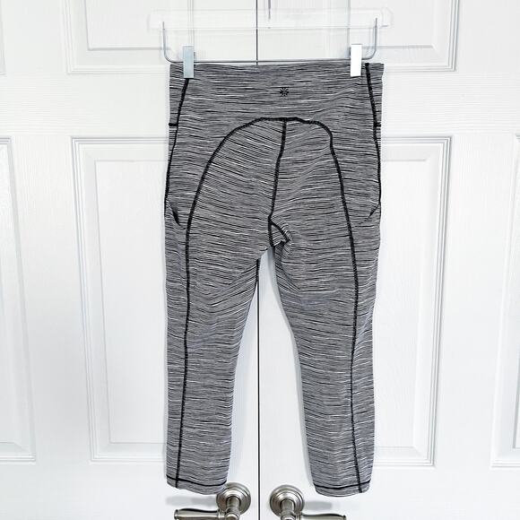 Athleta Ultimate Linear Lines Capri - Picture 7 of 11